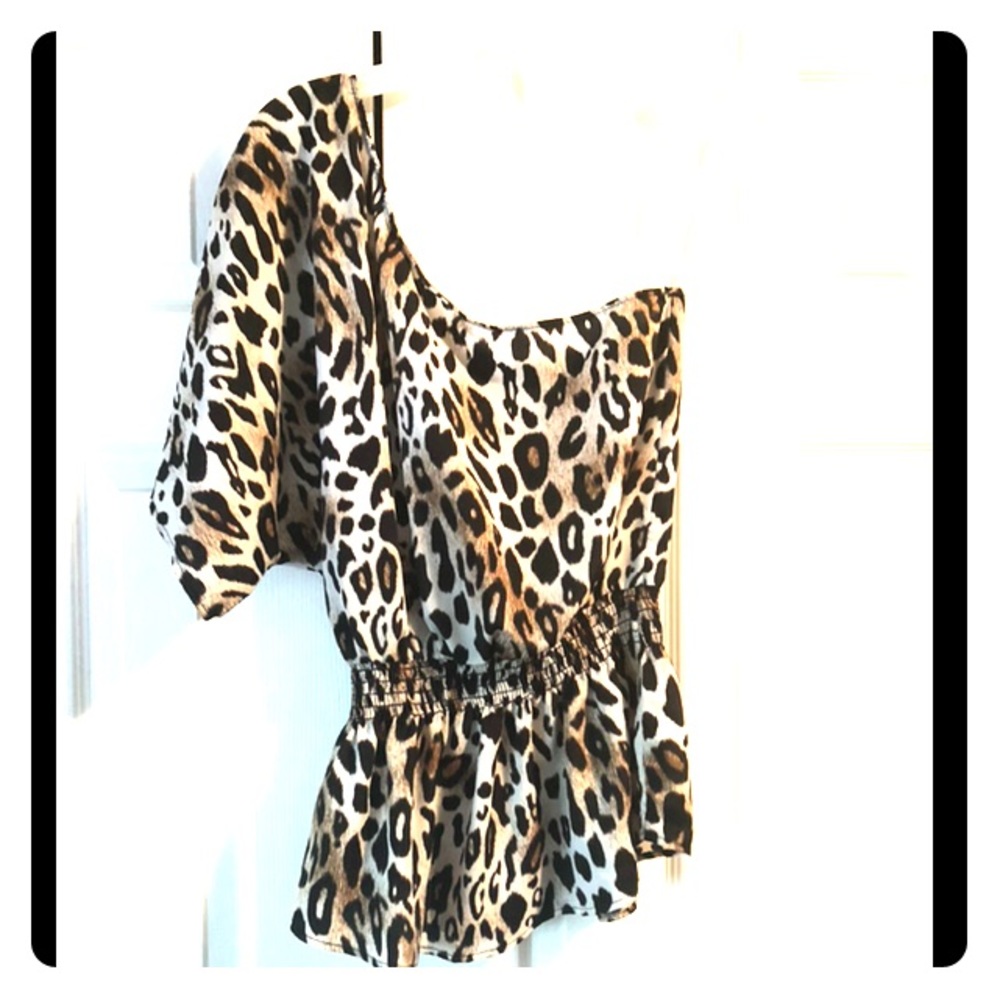 🛍MAX One sleeve cheetah blouse